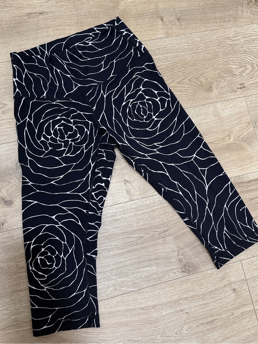 Lululemon Wunder Under Hi Rise 1/2 Tight in the Radiant Rose Alpine Black White